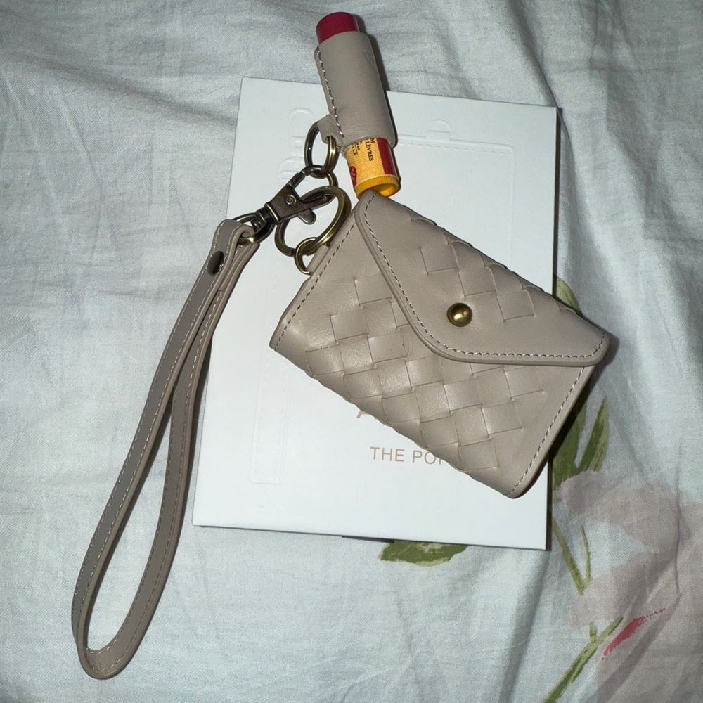 Andar the Poppy Keychain Crema in Woven Leather